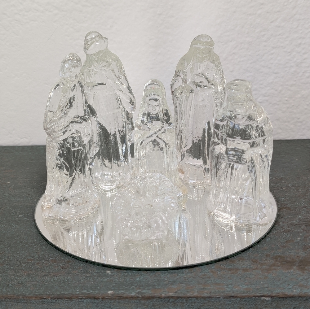 House of Lloyd Christmas Around The World Sugar Crystal Nativity 7Pc Mirror Base